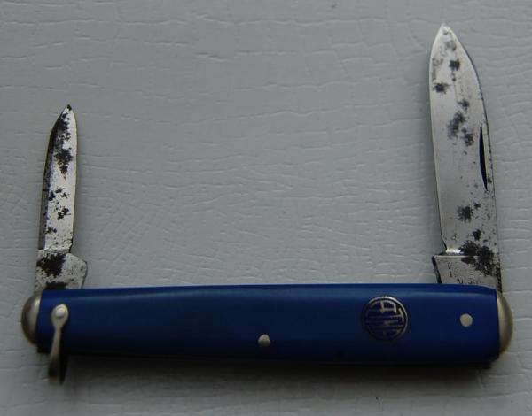 Meriden Knife Company In Good Condition With Blue Synthetic Covers 3 1/4