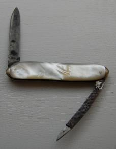 Landers, Frary and Clark In Very Good Condition With Mother of Pearl Covers 3