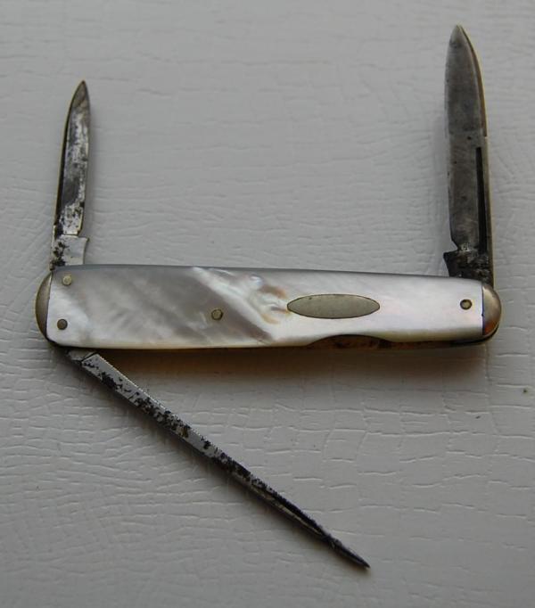 Landers, Frary and Clark In Very Good Condition With Mother of Pearl Covers 3