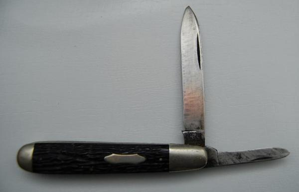 Landers, Frary and Clark In Very Good Condition With Perfected Stag Covers 4 1/2