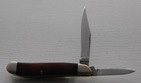 Bear and Sons In Excellent Condition With Walnut Covers 2 3/4
