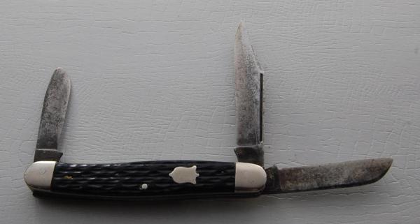Camillus In Very Good Condition With Black Jigged Bone Covers 3 15/16