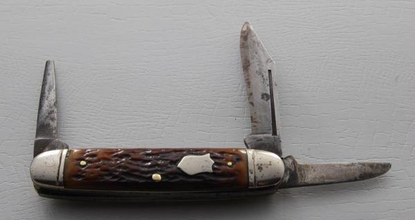 Iroquois In Very Good Condition With Brown Jigged Bone Covers 3 3/4" Long (674)