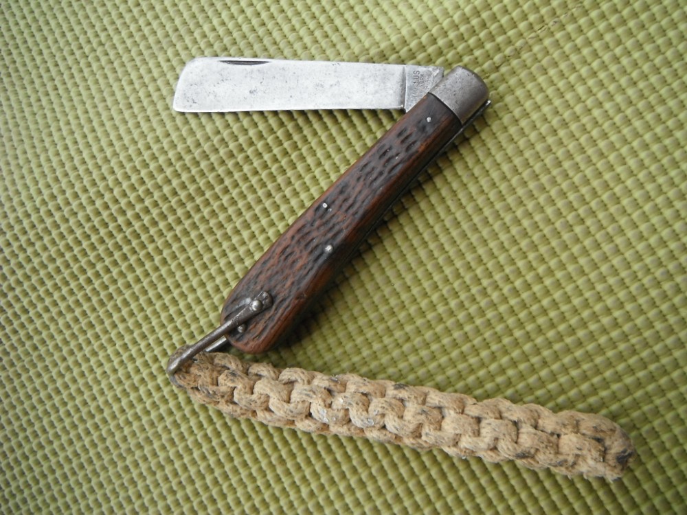 Vintage WWII Era US Coast Guard CAMILLUS CUTLERY ROPE FOLDING POCKET KNIFE