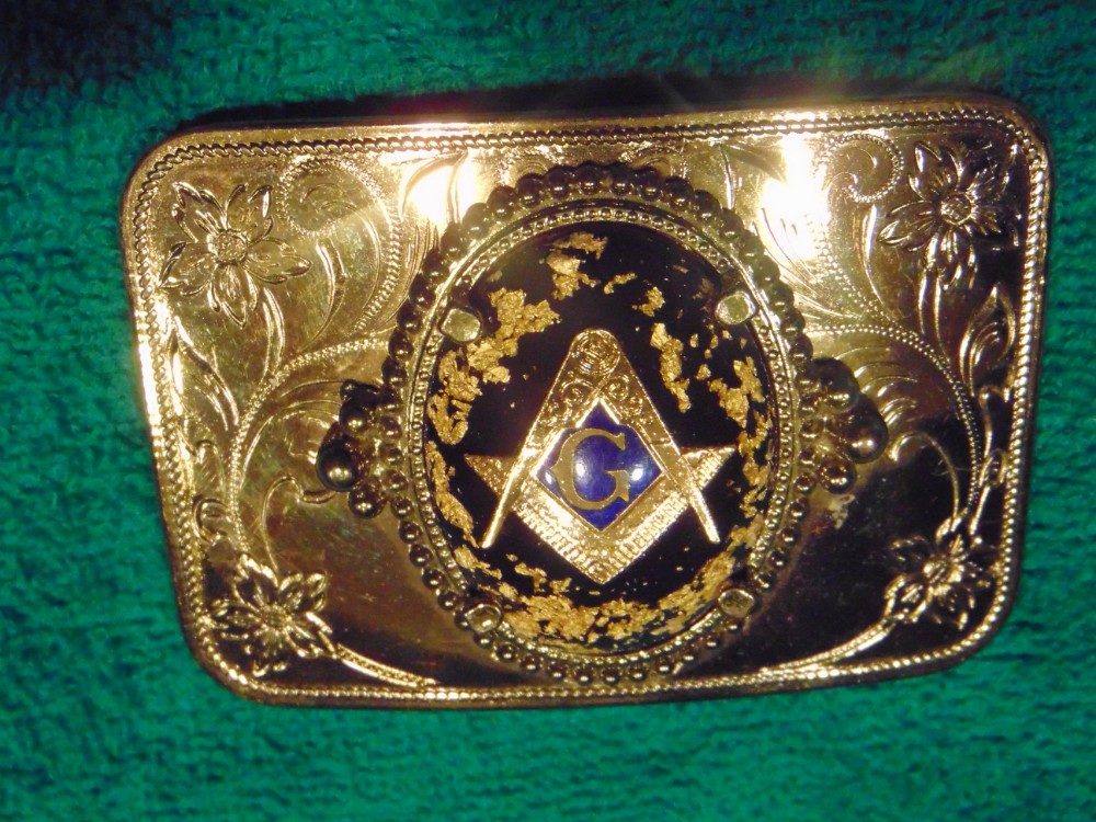 Case XX A Salute To Freemasonry Commemorative Case Trapper knife, Collector's tin Belt Buckle Badges