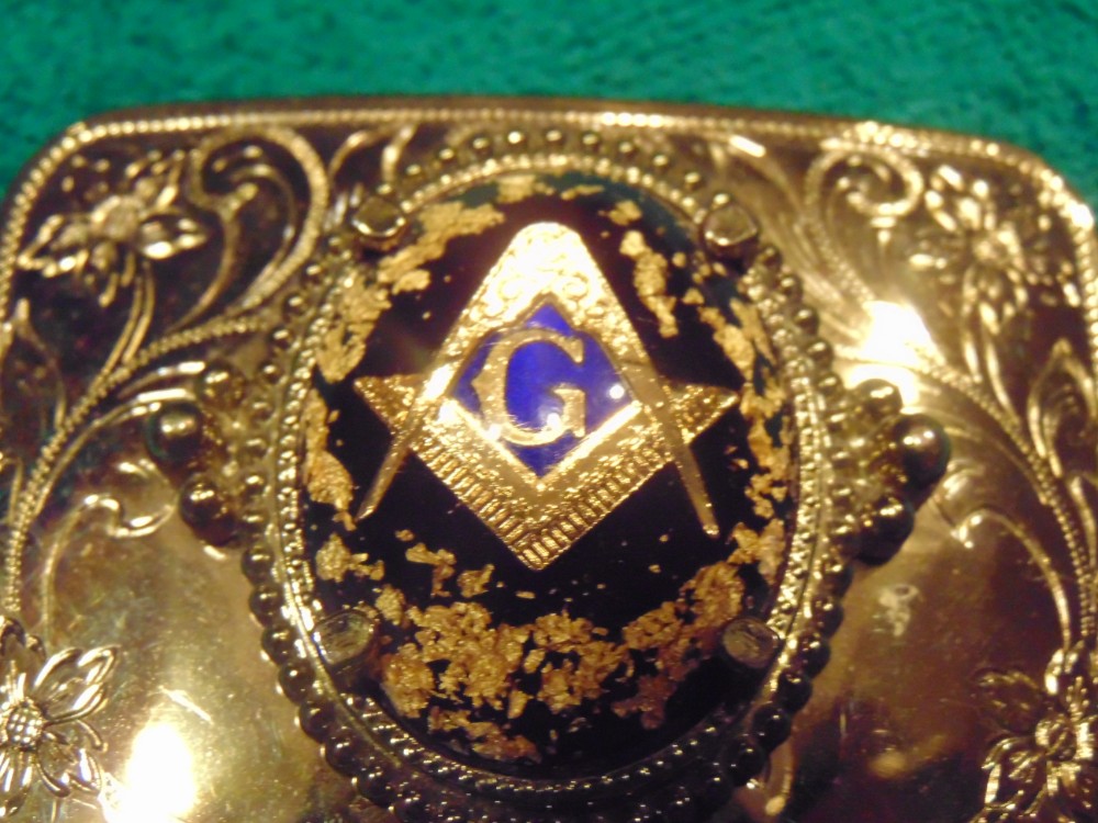 Case XX A Salute To Freemasonry Commemorative Case Trapper knife, Collector's tin Belt Buckle Badges