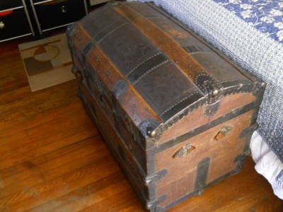 barrel top steamer trunk.JPG