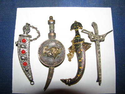 4KnifePins1.jpg