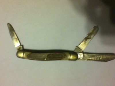 Schrade. Pretty beat up and may be beyond repair. Locks are a little loose and the inside is pretty rusted.