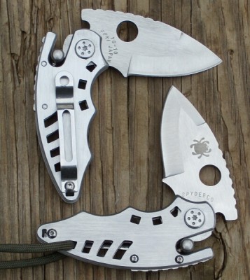 TwoChinaSpydercoC109knives2.jpg