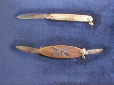 Single blade is silver colored. Sorry for the poor quality pic