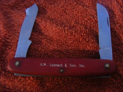 VICTORINOX budding and pruning.I wish the SCHRADE had these style blades,some did,and I would like to have one.Maybe another knife I like the SCHRADE as she is.