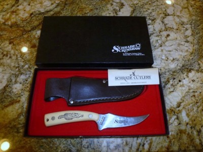 Schrade USA Scrimshaw Set  SC502 Raccoon.jpg