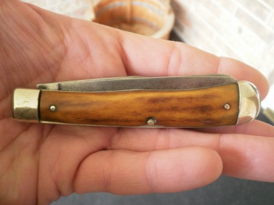 example of stag shrinkage, pile side handle on a Case 5254. Notice the chip under the spring pin. The handle pin nearest the blades had also popped out