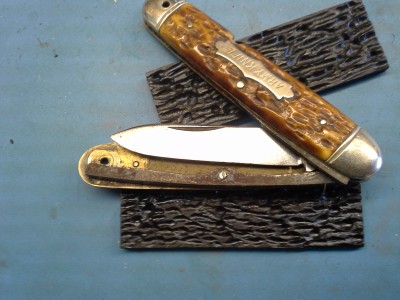With center pin split and knife spread open to see innards.
