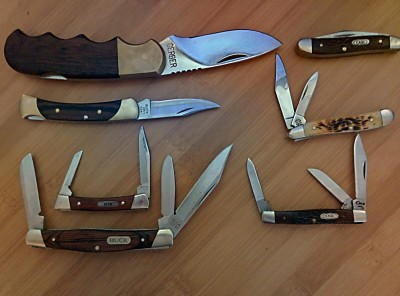 On the left: Gerber Magnum Hunter, Buck 055, Buck Pony, Buck Medium Stockman. On the right, 2 Case Peanuts and a Case Small Stockman.
