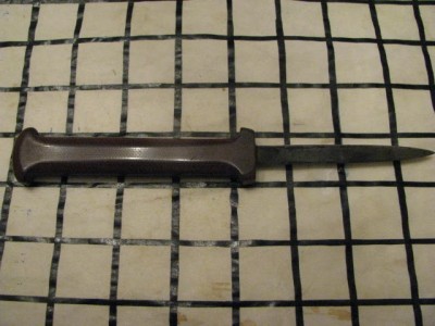 UnmarkedTriEdgeDagger1.jpg