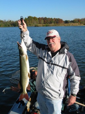 Jerry D's 36 in Muskie (2) - Lake Kincaid 10-23-03.JPG