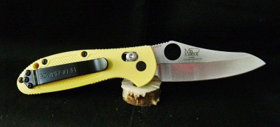 Benchmade 555HG-YEL MINI-GRIPTILIAN - Open Pile.JPG
