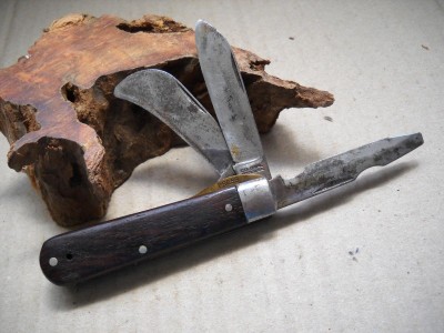 Coloinal Wood sclaes 3 blade knife.JPG