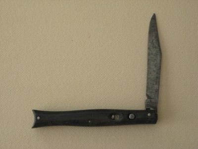 This shows the style of the knife and blade.