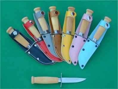 Today you can get them in a lot of different colors. But Swedish boy scout knives are not that common in Norway these days.