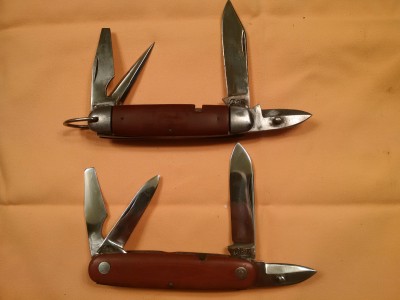 Pair of Case Tested scouts, red fibroid handles