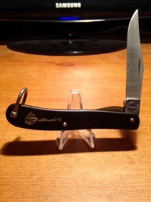 Large single blade trapper with bail