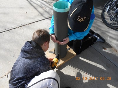 DSCN2971r.jpg (357.23 KiB) Viewed 2139 times Boys assembling the feeder