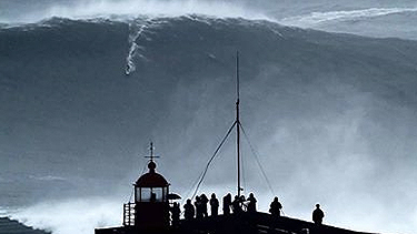 carlos_burle_navare_portugal_biggest_wave_ever_375_196u9lo-196u9mi.jpg