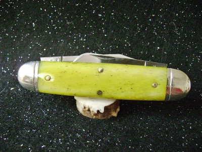 GEC 351217 Churchill Green Banana Bone - Closed Pile.JPG