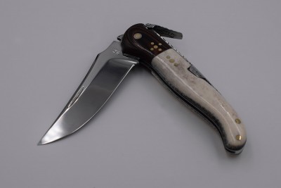 Ref-006-Navaja-clasica-de-caza-ciervo-pulido-claveteada-laton-con-micarta-bicolor-1.jpg
