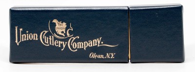 Has a nice box like a Canal Street