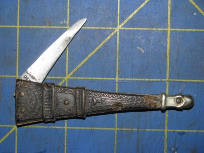 DeposeEiffelTowerKnife2019 002.jpg