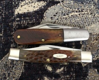 EDC148.jpg (1.1 MiB) Viewed 1917 times Cattaraugus #2159 Barlow with carbon & bone & 1986 Case #63032 Medium Stockman with CV & bone