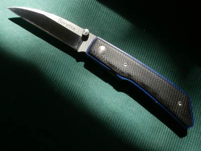 Beretta Trident w/ carbon fiber handle on blue titanium liners