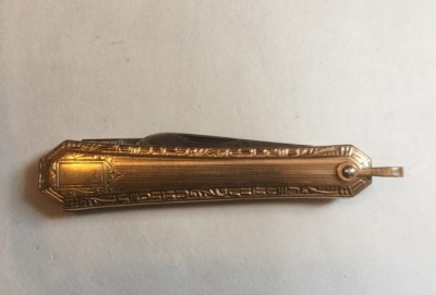 This one is just purely a jewel. It’s lovely. I’ve got a little group of watch fob knives and this is my favourite.