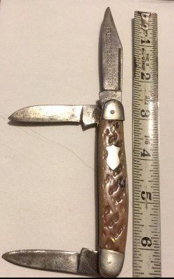 Oh, Honey! My favourite folder. She has the most beautifully pocketworn bones and she’s the closest I’ve gotten to my childhood knife. This one stays at the house because I’d hate to lose her.