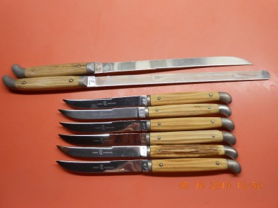 6 Queen steak knives and 2 long knives I had already found.  Real Winterbottom is neat stuff in my book! The 3rd one up from the bottom has the damaged bone.