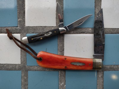 Case BH220 peanut in jigged buffalo horn and a GEC 43 in smooth orange camel bone. Not pictured: Blackwashed Kershaw Leek.