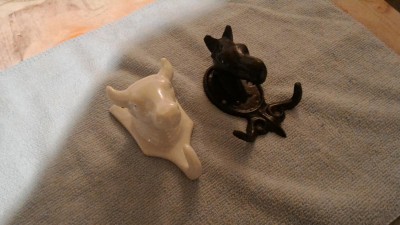Ceramic cow &amp; metal horse heads you can hang stuff on.