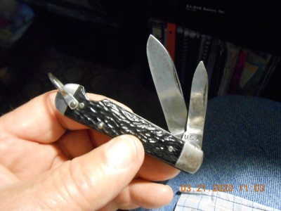 Look close, the tip and a tiny nick in the pen blade.
