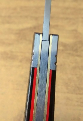 Rough Ryder RR2176 T10 Bow Trapper - Gap with blade.jpg