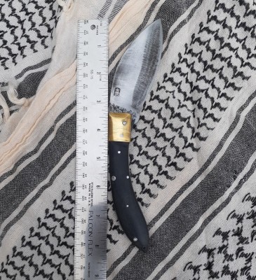 Unfortunately the previous owner(s) did a really nasty grind job on this blade. Because of this, this tip isn't completely covered by the handle when folded.