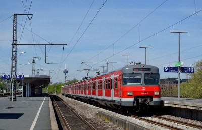 Ein_ET_420_als_S12_im_Bahnhof_Köln_Messe_Deutz.jpg