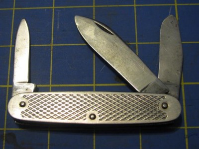 Unmarked3BladeMetalHandledKnife5.00 001.jpg