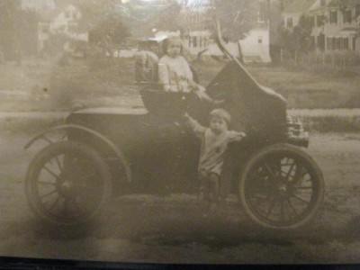 1904Oldsmobile with Rose & Arthur Holbrook Jr. circa 1914..JPG