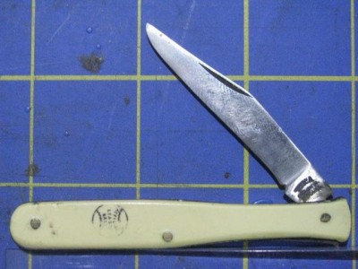 UticaCutleryCo.BatKnifeWhiteHanadleMarkSide.JPG
