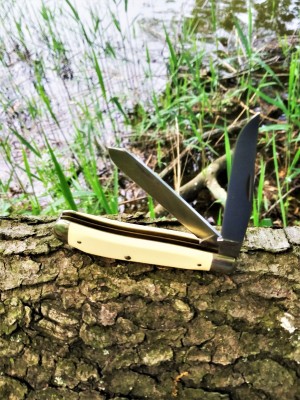 Schrade Whiite Delrin Dogleg Trapper.jpg