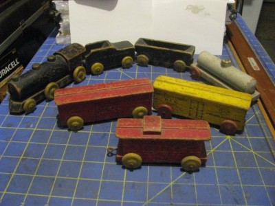 WoodenTrain7PieceRockIslandLine$10 008.jpg